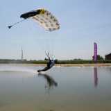Mario Fattoruso mentre plana sull'acqua durante la gara per la disciplina di Canopy Piloting - Swoop (vice campione italiano a oggi)